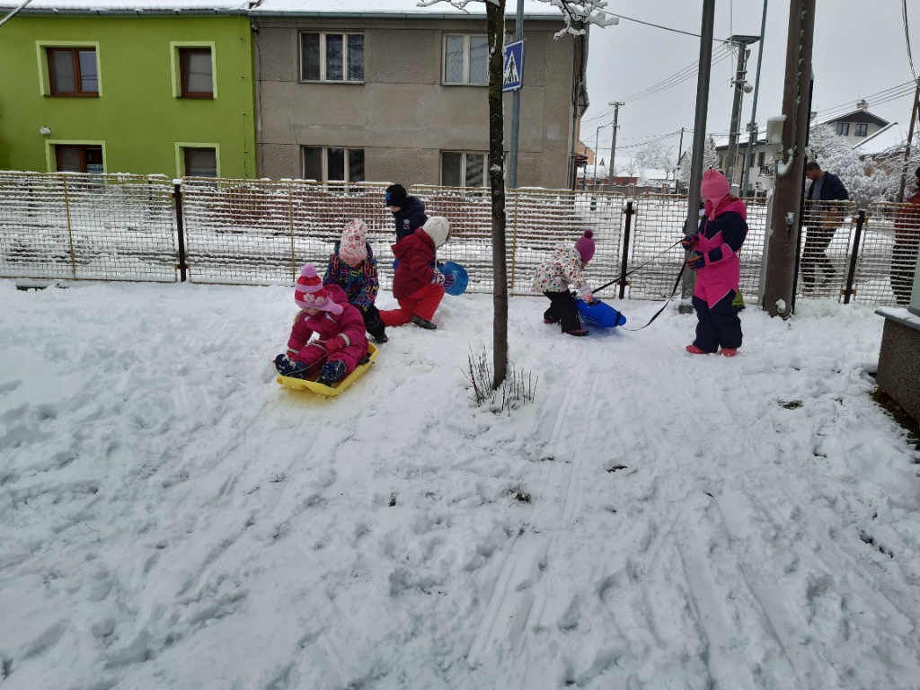 Hry ve sněhu na zahrádce MŠ